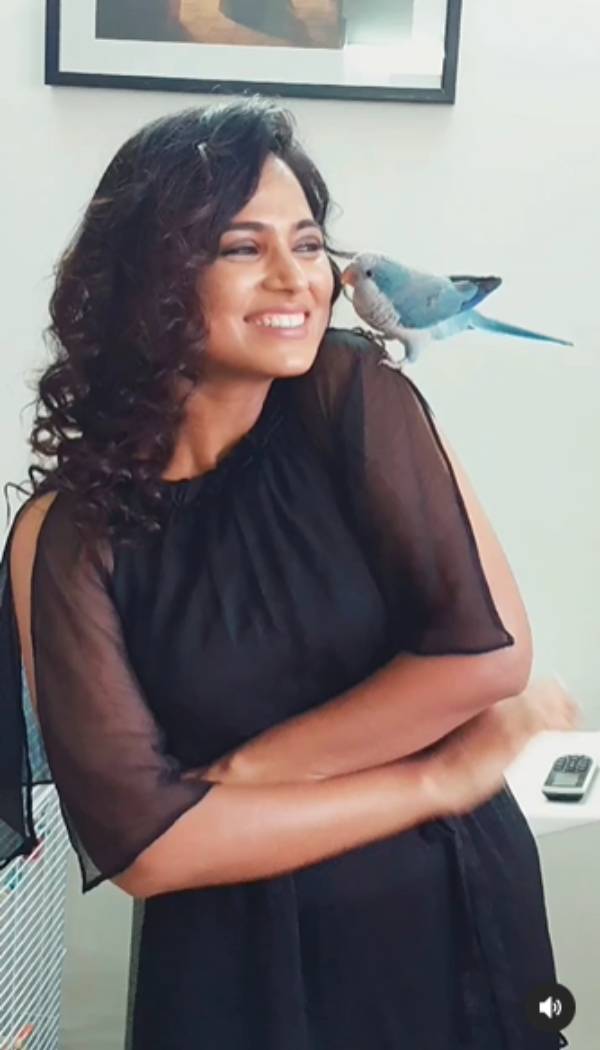 கொஞ்சி விளையாடும் கிளி