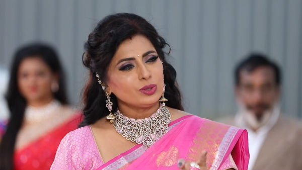 கணவரின் நெஞ்சில் கை 