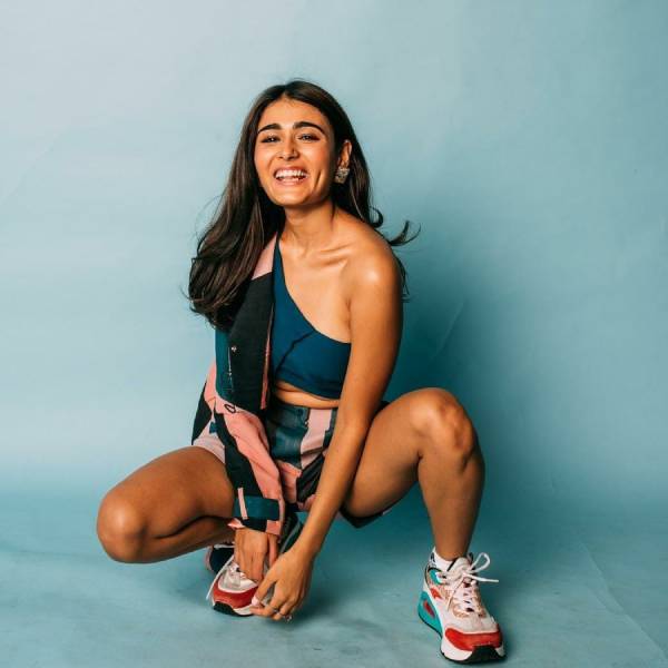 சட்டையை கழட்டிவிட்டு 