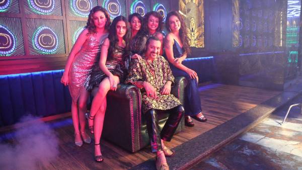 காட்சிகளை அமைத்து 