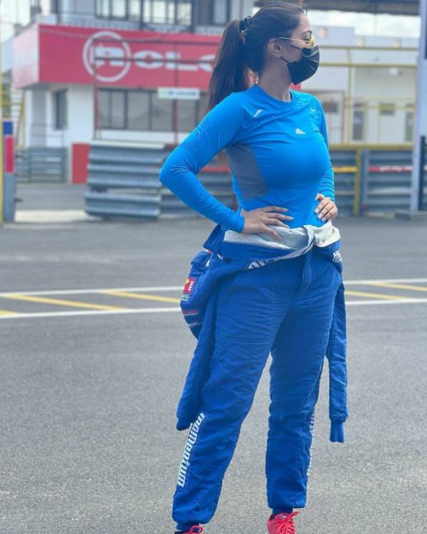 கிளாமர் தூக்கலாகவே 