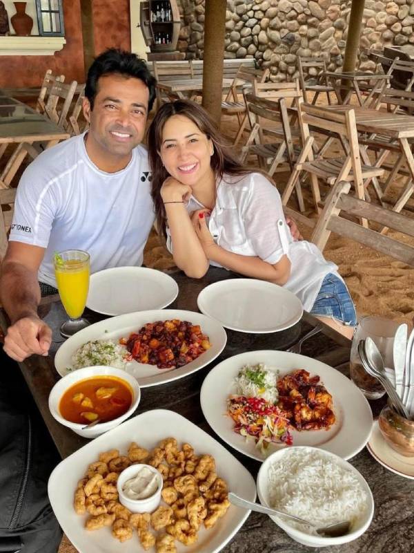 ஒருவர் மீது ஒருவர் சாய்ந்து