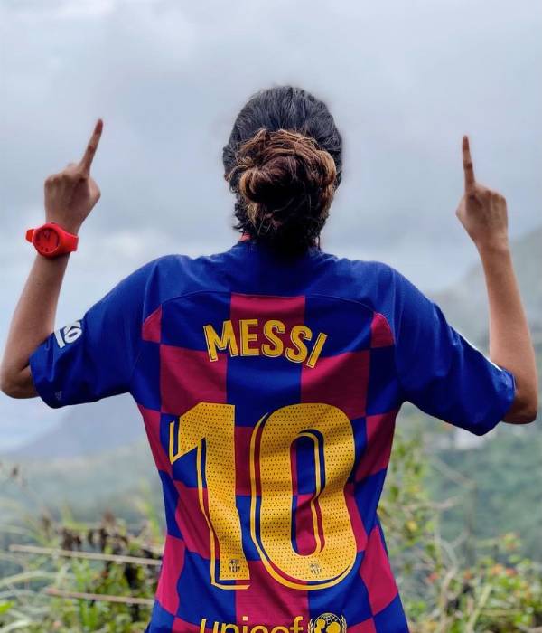 மெஸ்ஸியின் ஜெர்ஸியுடன்