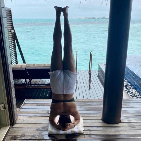 தலைகீழாக யோகாசனம்