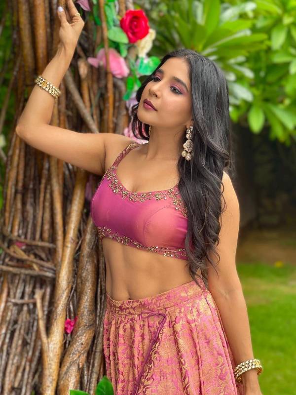 பாவாடை ஜாக்கெட்டில் போஸ்