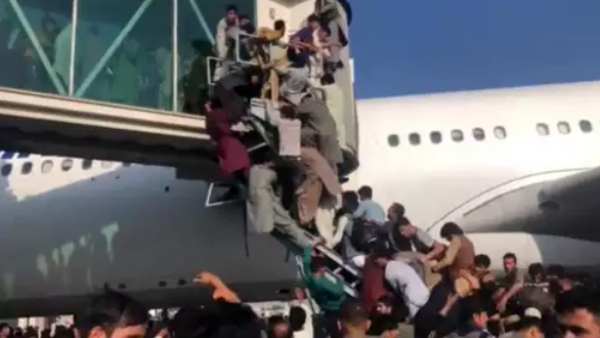 விமானநிலையத்தில் கூட்டம்