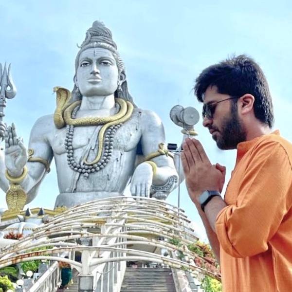 கோவிலில் சாமி தரிசனம்