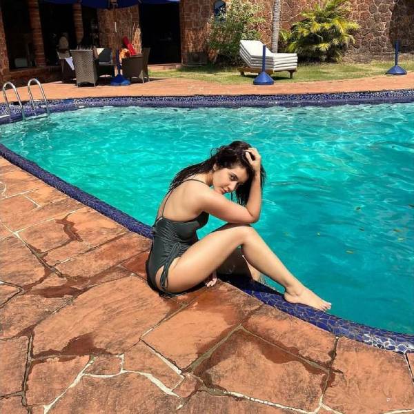 கருப்பு பிகினியில்