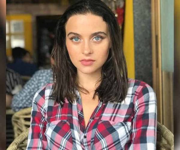 ஃபேன் மாட்டும் கொக்கியில் தூக்கிட்டு