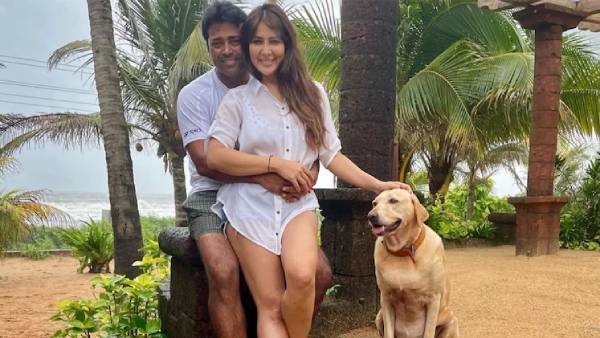 பின்னால் இருந்து கட்டியணைத்து