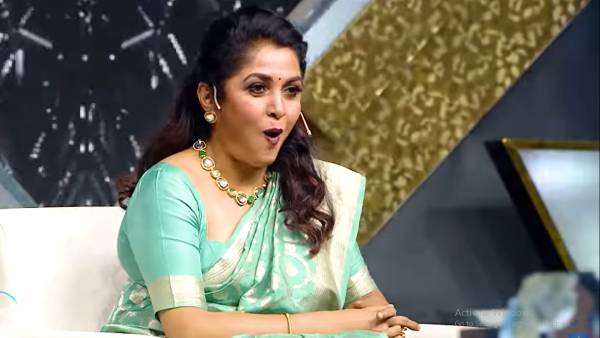 மெய் மறந்து ரசிக்கும் ரம்யா கிருஷ்ணன்