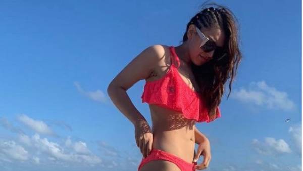 உள்ளாடையுடன் போஸ்