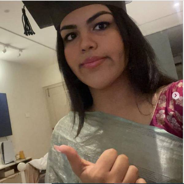 மகளின் பட்டமளிப்பு ஃபோட்டோக்கள்