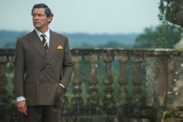 இருவரும் தூரத்தை உற்று நோக்கியப்படி