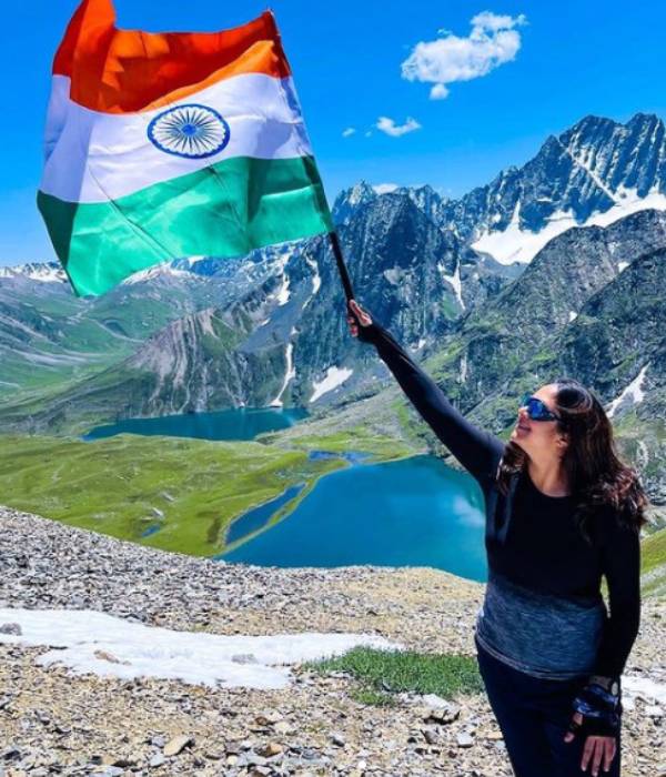 தேசியக் கொடியுடன் தேசியக் கொடியுடன்