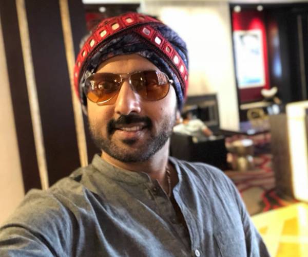 ட்ரேட் மார்க் புன்னகையுடன் 