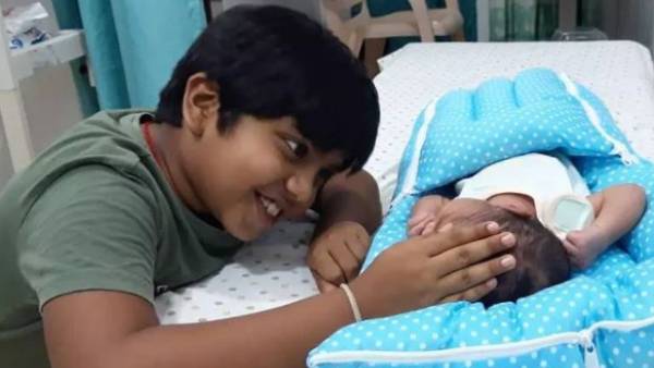 எனக்கு தம்பி பாப்பா பிறந்திருக்கிறான் 