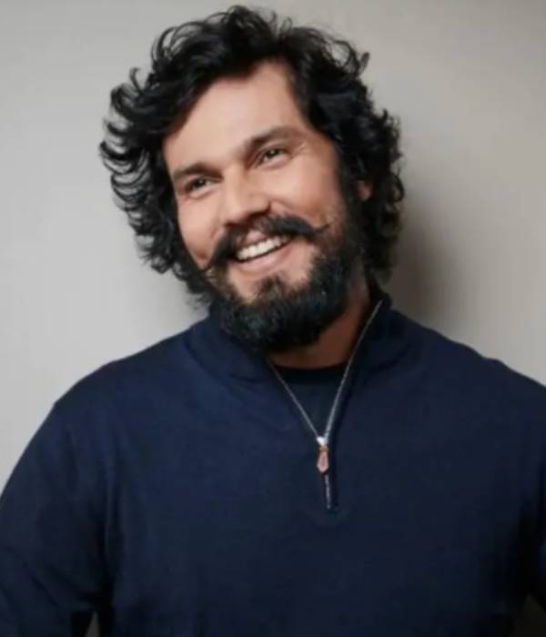 பெண் பாடலாசிரியர் புகார் 