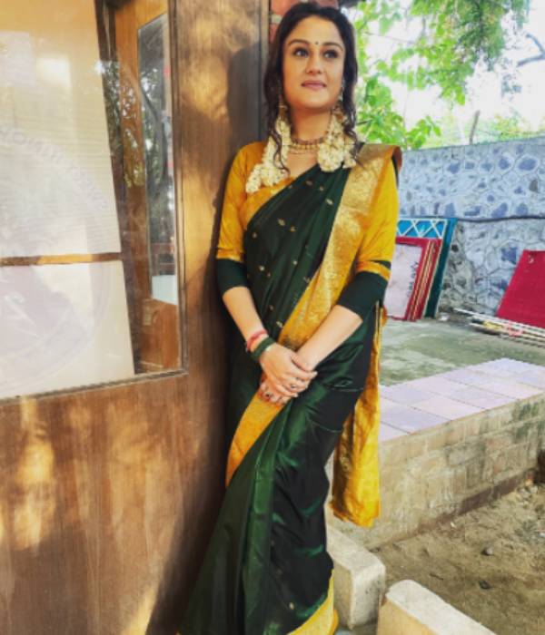 மஞ்சள் நிற பார்டர் கரும் பச்சை பட்டு 