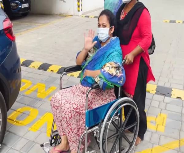 அர்ச்சனா வீல்சேரில்