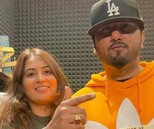 முடியை இழுத்து அறைந்து முடியை இழுத்து அறைந்து