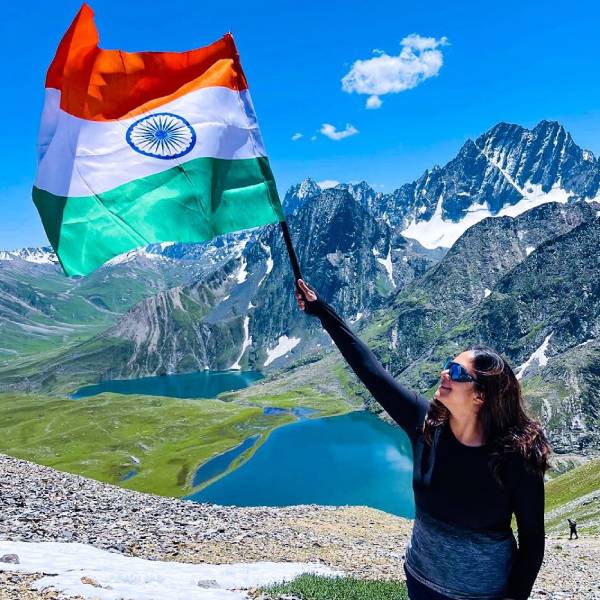 வெள்ளை பூக்கள் மலரட்டுமே 