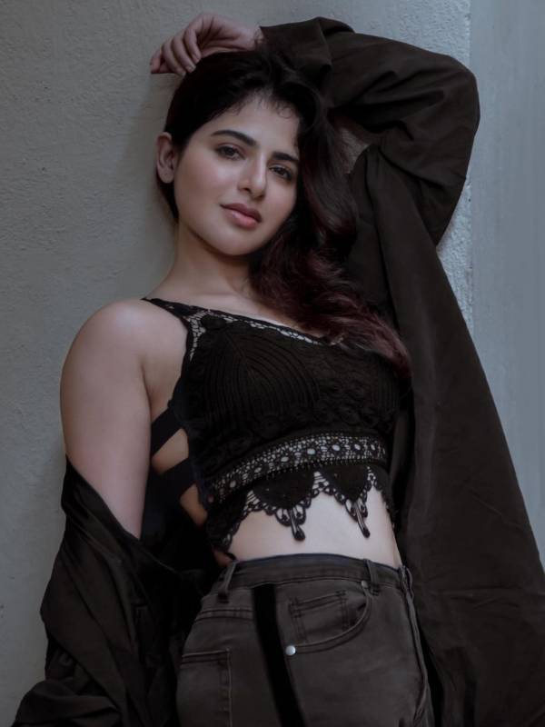 சட்டையை கழட்டி விட்டு