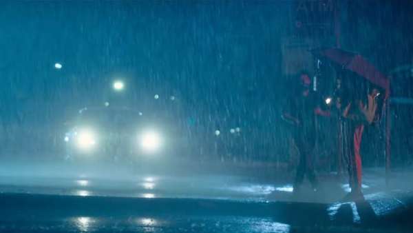  காரில் கடத்தி செல்கிறார்கள்