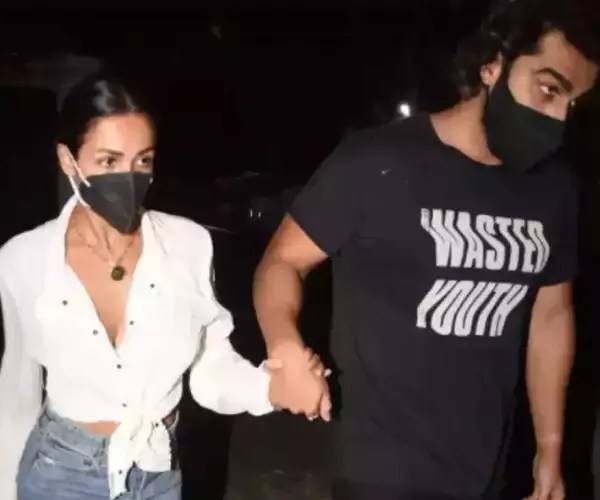 மாஸ்க்குடன் வந்த ஜோடி