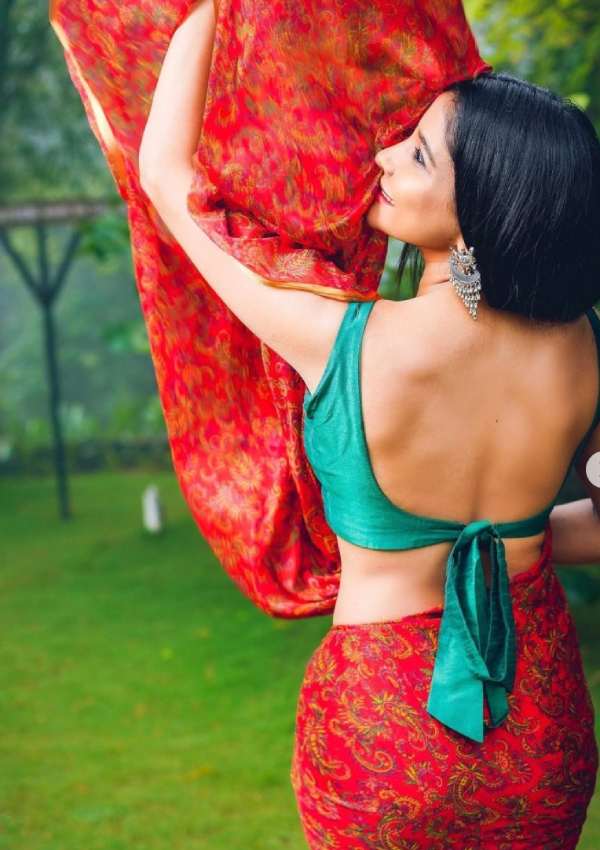 சேலையை பறக்கவிட்டு 