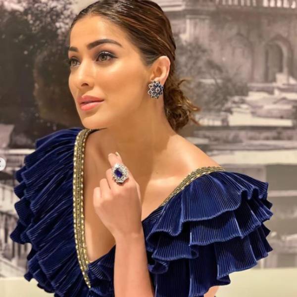 கலக்கலான உடையில்