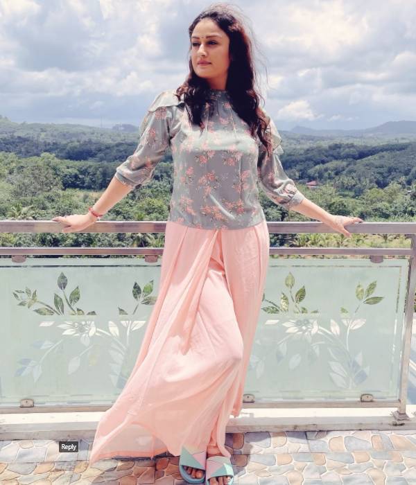 பாவாடை சட்டையில் மொட்டை மாடியில் 