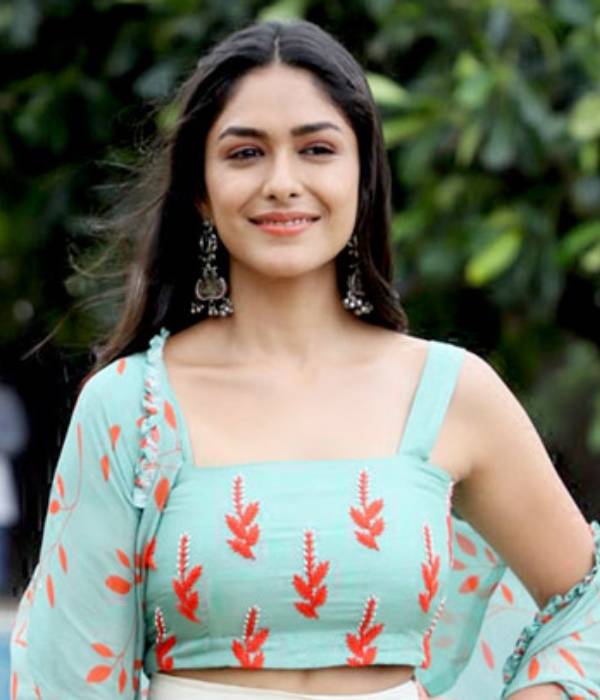 வித்யா கேரக்டரில் மிருனால் 