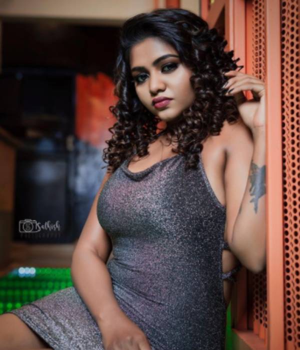 மாப்பிள்ளை பார்க்கிறார்கள் 