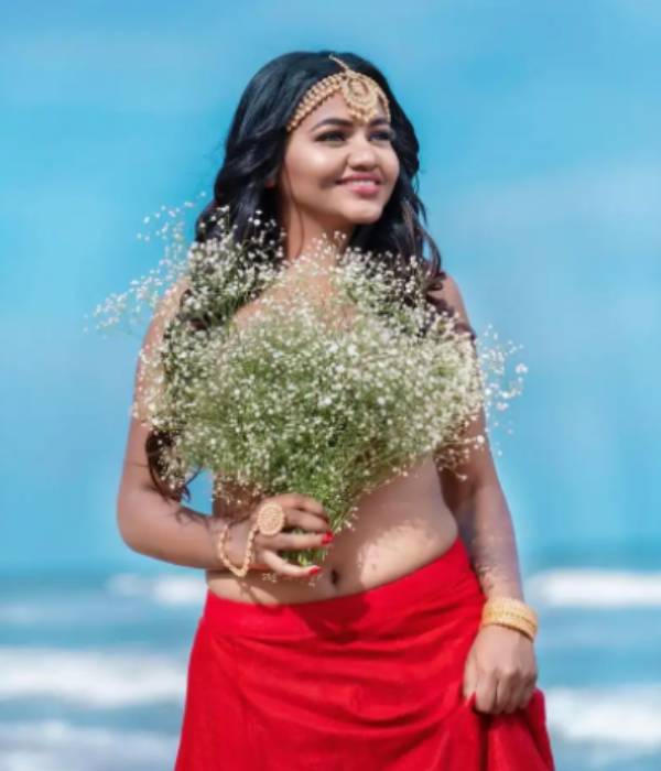 மேலாடை இன்றி