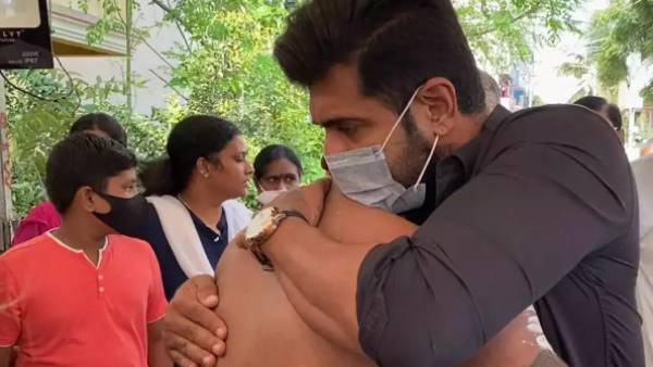 கட்டியணைத்து ஆறுதல் கட்டியணைத்து ஆறுதல்