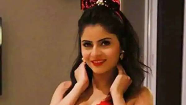 இளம்பெண்களை கட்டாயப்படுத்தி