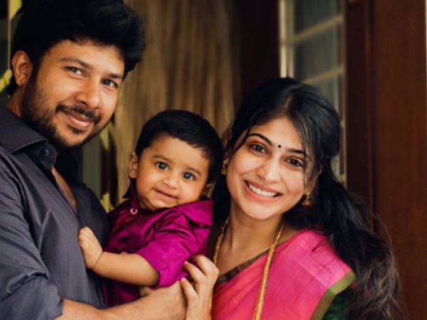 சோஷியல் மீடியாவில் பிரபலம் சோஷியல் மீடியாவில் பிரபலம்