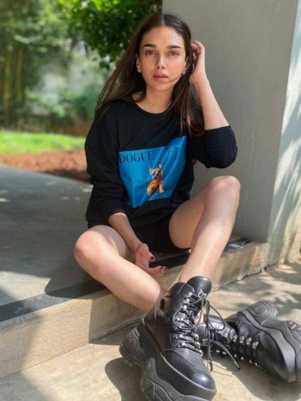 செம கிக்காக போஸ்