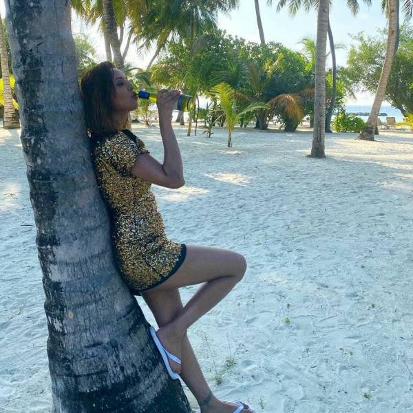 தனித்தீவில் கையில் மது பாட்டிலுடன்