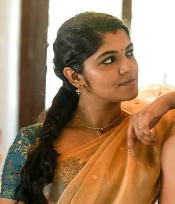 இரண்டு கதாநாயகிகளில் ஒருவராக