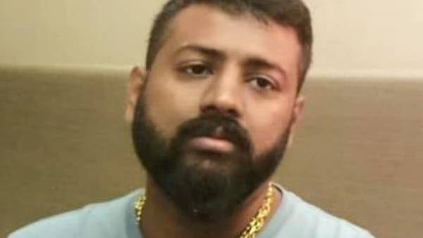 மோசடி மன்னன்