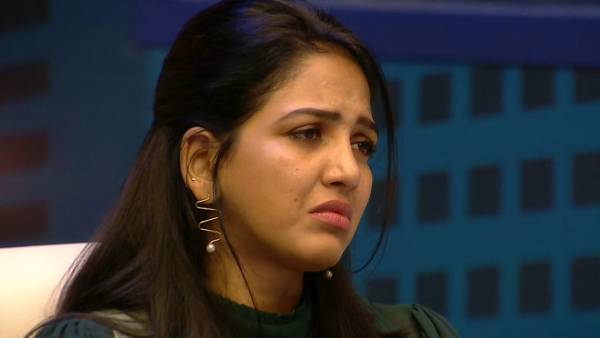 கதறி அழுத நமிதா