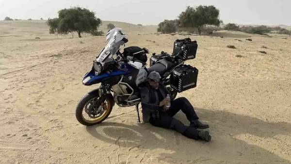 பைக்கின் நிழலில்