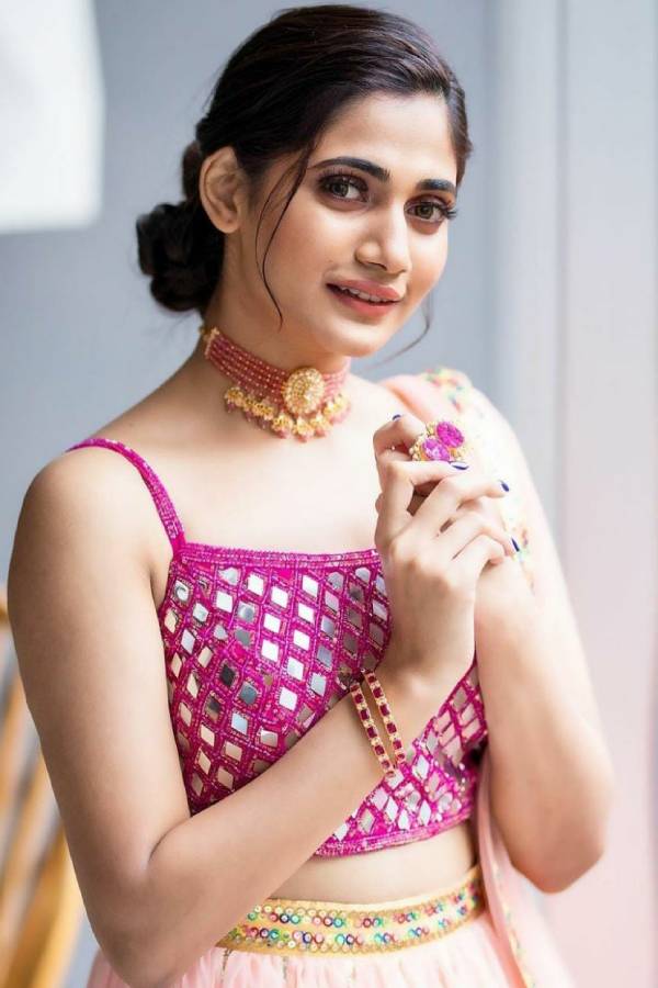 கதாநாயகியாக அறிமுகமானார்