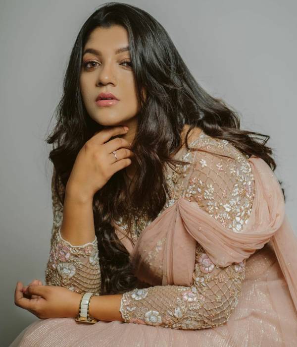 என்ன அழகு எத்தனை அழகு