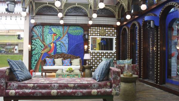 பிரம்மாண்ட துவக்க விழா