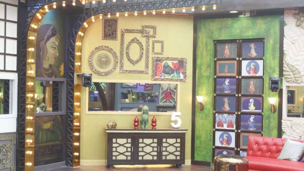 சிவப்பு நிற பூ அமைப்பு 