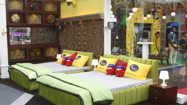  திரும்பிய பக்கமெல்லாம் கண்ணாடி