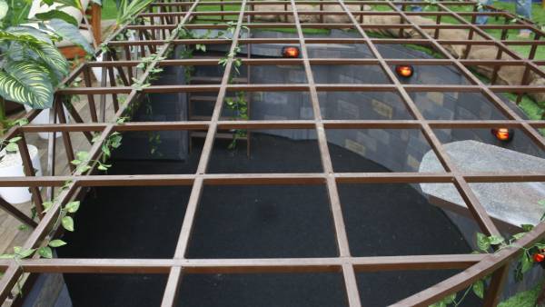 நீச்சல் குளத்தையே மூடிட்டாங்க